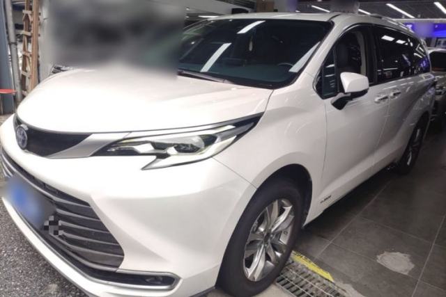 Ojetý Toyota SIENNA 2023 2.5L Hybrid Luxury Edition