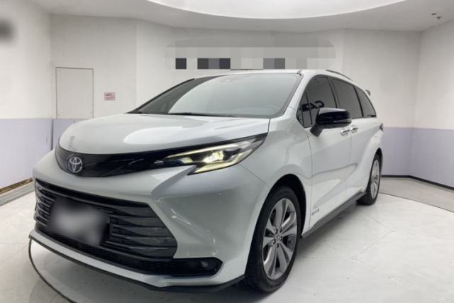 Używany Toyota SIENNA 2023 2.5L Hybrid Deluxe Edition
