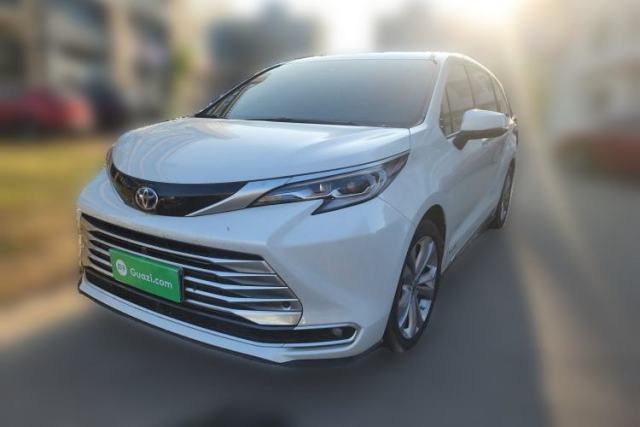 Toyota SIENNA 2023 2.5L Hybrid Platinum Edition с пробегом