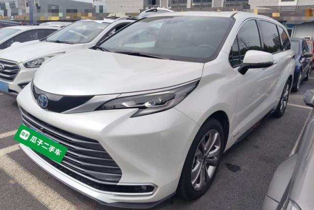 Ojetý Toyota SIENNA 2023 2.5L Hybrid Deluxe Edition