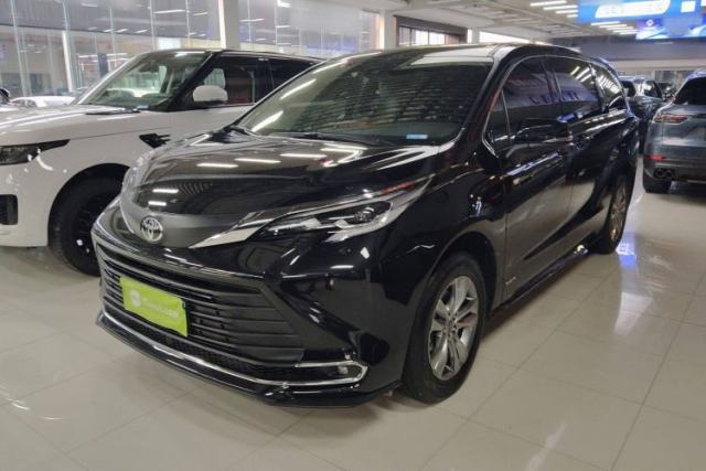 Ojetý Toyota SIENNA 2024 2.5L Hybrid Comfort Edition