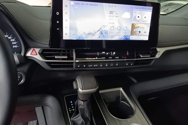 Used Toyota SIENNA 2024 2.5L Hybrid Four-Wheel Drive Prestige Edition Audio And AC Panel