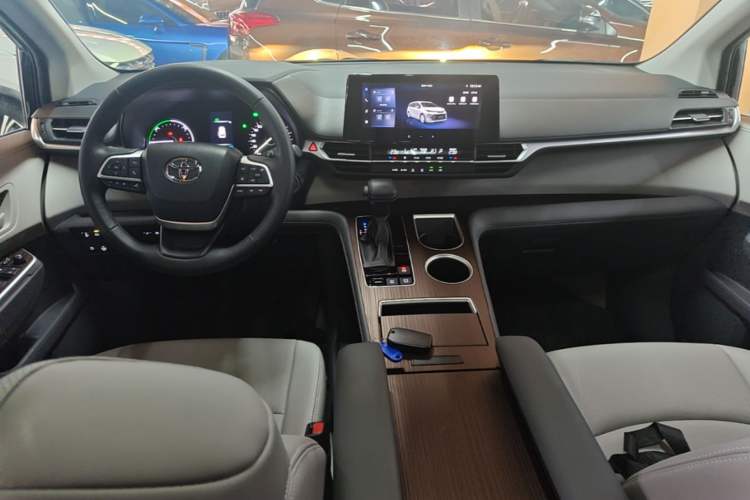 Used Toyota SIENNA 2024 2.5L Hybrid Comfort Edition Center Console
