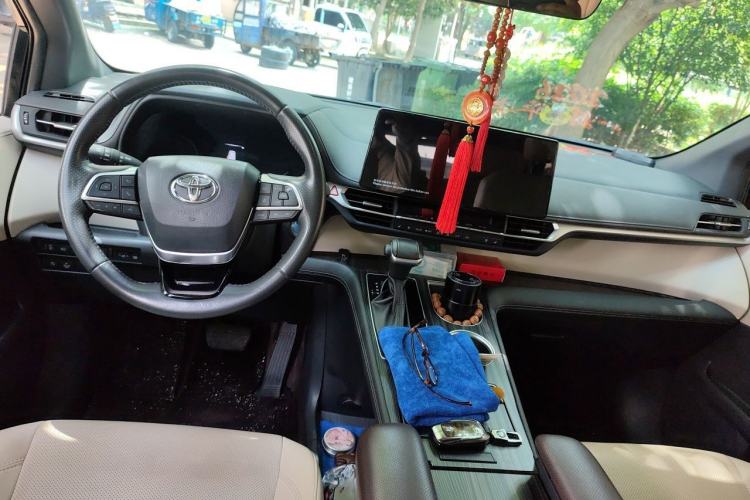 Used Toyota SIENNA 2024 2.5L Hybrid Luxury Edition Center Console