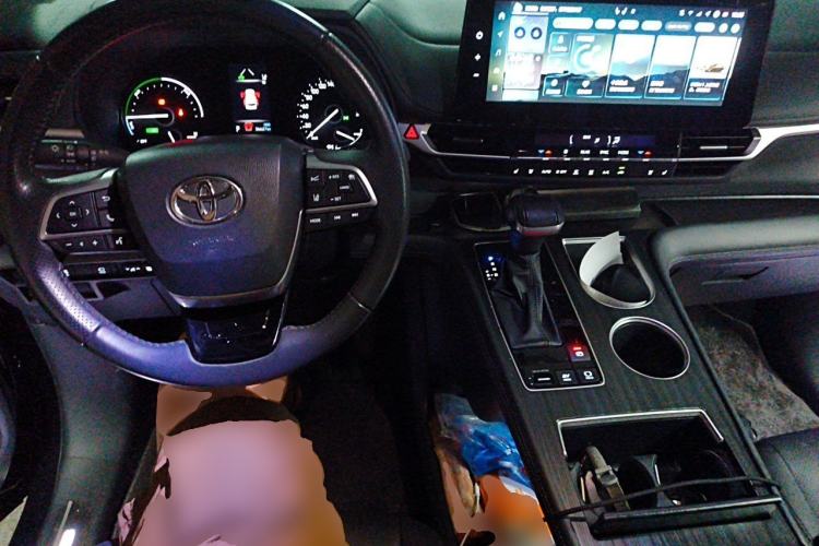 Used Toyota SIENNA 2024 2.5L Hybrid Four-Wheel Drive Prestige Edition Center Console