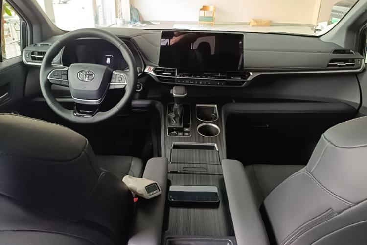 Used Toyota SIENNA 2024 2.5L Hybrid Four-Wheel Drive Prestige Edition Center Console