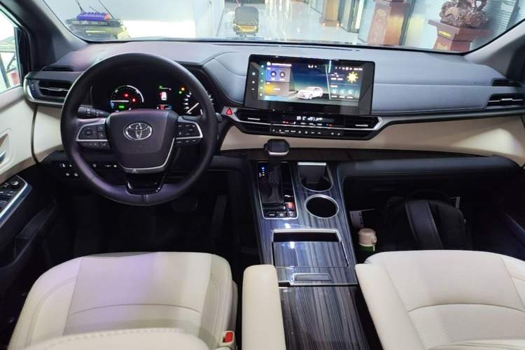 Used Toyota SIENNA 2024 2.5L Hybrid Luxury Edition Center Console