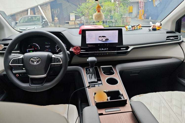Used Toyota SIENNA 2024 2.5L Hybrid Comfort Edition Center Console