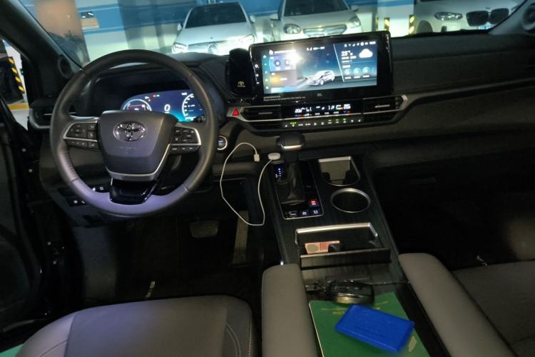 Used Toyota SIENNA 2024 2.5L Hybrid Platinum Edition Center Console