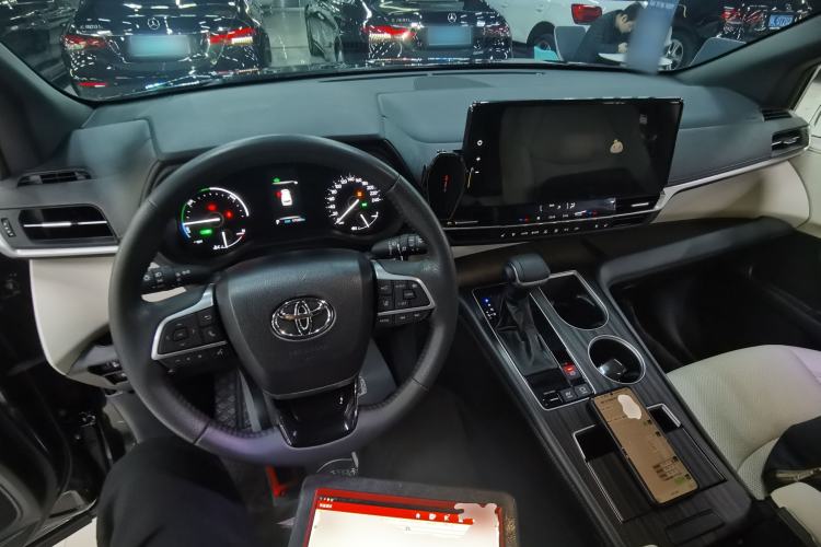 Used Toyota SIENNA 2024 2.5L Hybrid Four-Wheel Drive Prestige Edition Center Console