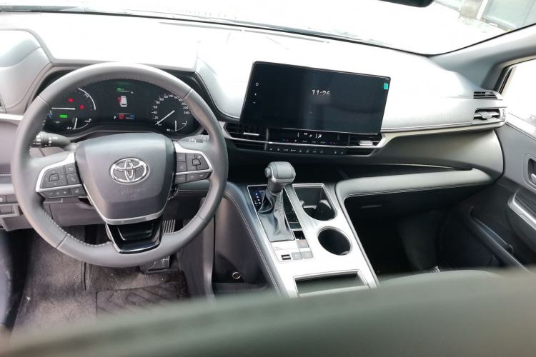 Used Toyota SIENNA 2024 2.5L Hybrid Four-Wheel Drive Prestige Edition Center Console