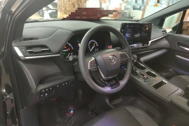 Used Toyota SIENNA 2024 2.5L Hybrid Four-Wheel Drive Prestige Edition Center Console