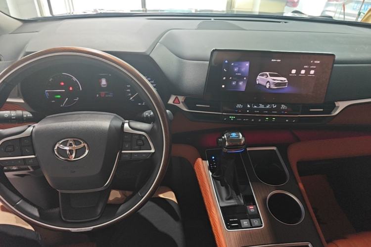 Used Toyota SIENNA 2024 2.5L Hybrid Luxury Edition Center Console