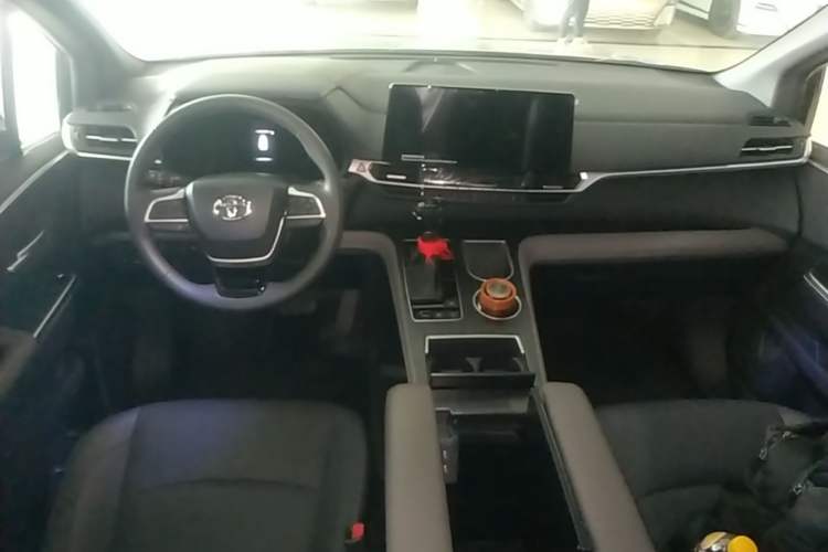 Used Toyota SIENNA 2024 2.5L Hybrid Four-Wheel Drive Prestige Edition Center Console