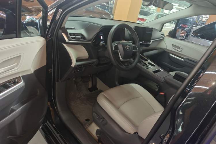Used Toyota SIENNA 2024 2.5L Hybrid Comfort Edition Driver Seat