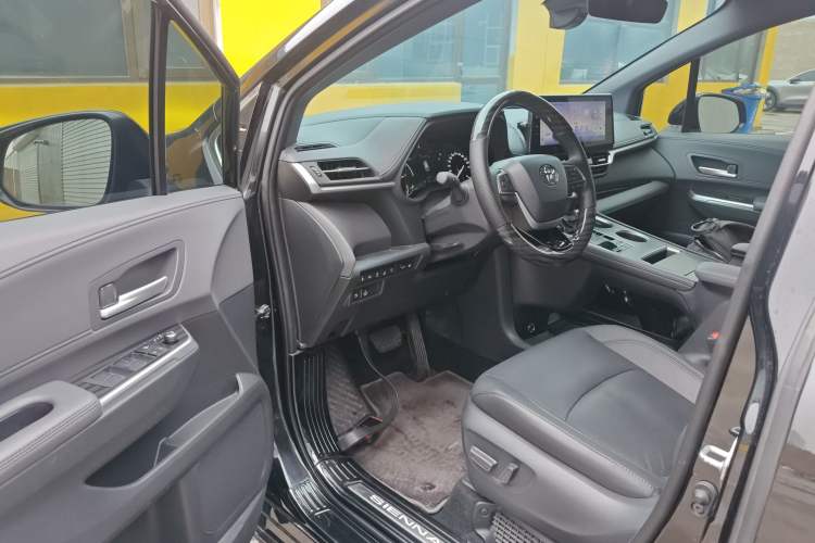 Used Toyota SIENNA 2024 2.5L Hybrid Luxury Edition Driver Seat