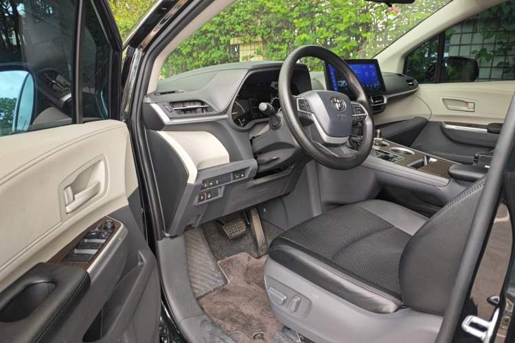 Used Toyota SIENNA 2024 2.5L Hybrid Comfort Edition Driver Seat
