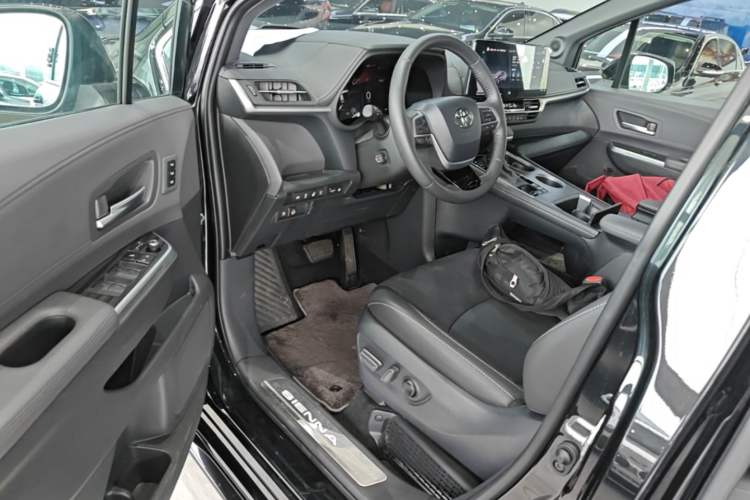 Used Toyota SIENNA 2024 2.5L Hybrid Platinum Edition Driver Seat