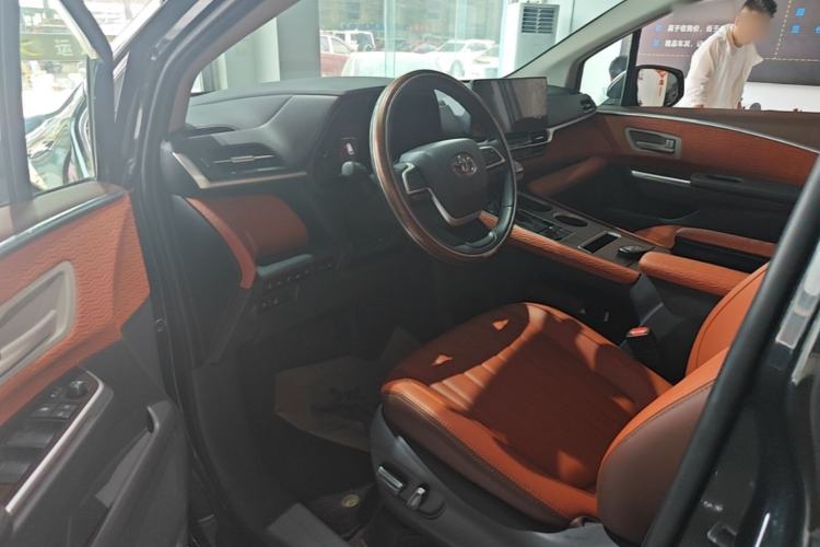 Used Toyota SIENNA 2024 2.5L Hybrid Luxury Edition Driver Seat