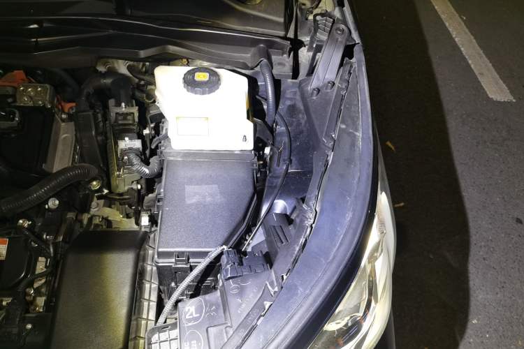Used Toyota SIENNA 2024 2.5L Hybrid Luxury Edition Engine Bay Left