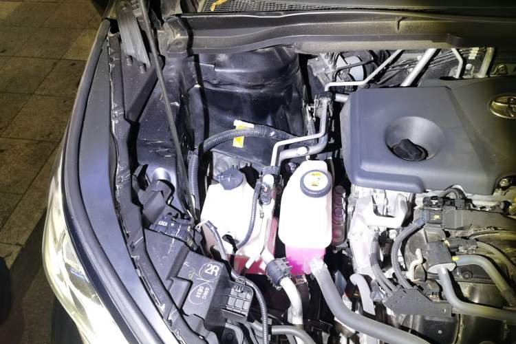 Used Toyota SIENNA 2024 2.5L Hybrid Luxury Edition Engine Bay Right