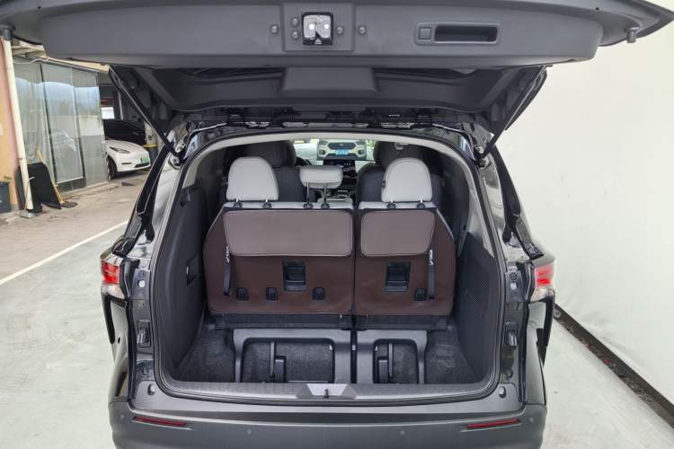 Used Toyota SIENNA 2024 2.5L Hybrid Comfort Edition Exterior 11