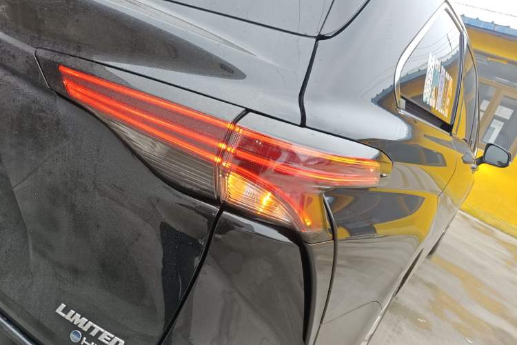 Used Toyota SIENNA 2024 2.5L Hybrid Luxury Edition Exterior 3