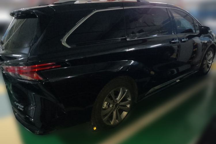 Used Toyota SIENNA 2024 2.5L Hybrid Platinum Edition Exterior 5