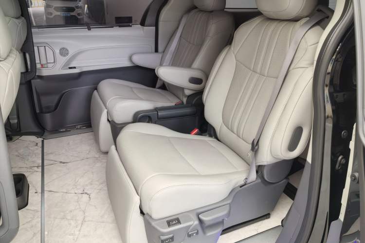 Used Toyota SIENNA 2024 2.5L Hybrid Comfort Edition Exterior 6