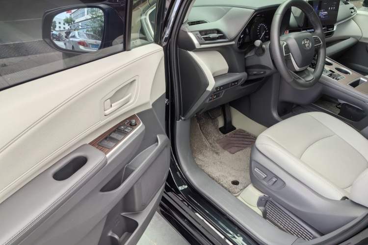 Used Toyota SIENNA 2024 2.5L Hybrid Comfort Edition Exterior 8