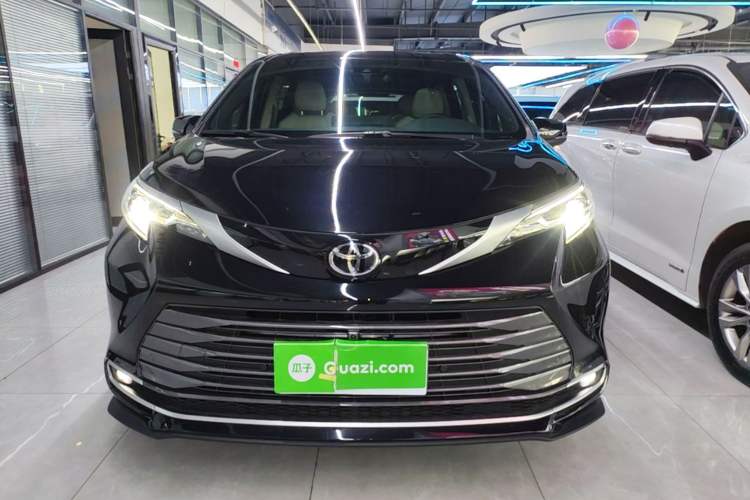 Used Toyota SIENNA 2024 2.5L Hybrid Luxury Edition Front