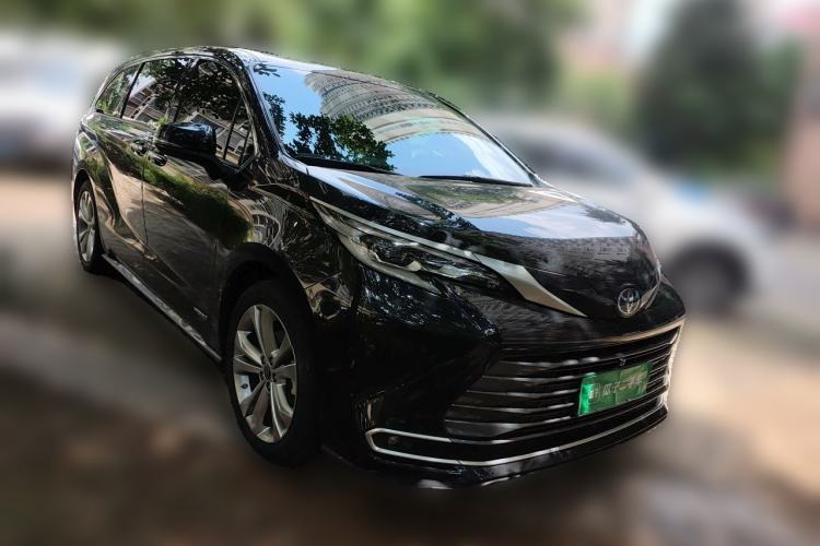 Used Toyota SIENNA 2024 2.5L Hybrid Luxury Edition Front Right 45 Deg