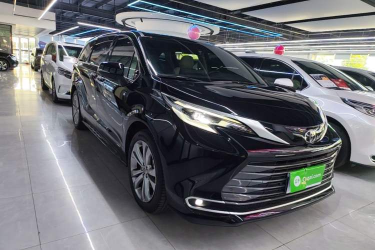 Used Toyota SIENNA 2024 2.5L Hybrid Luxury Edition Front Right 45 Deg