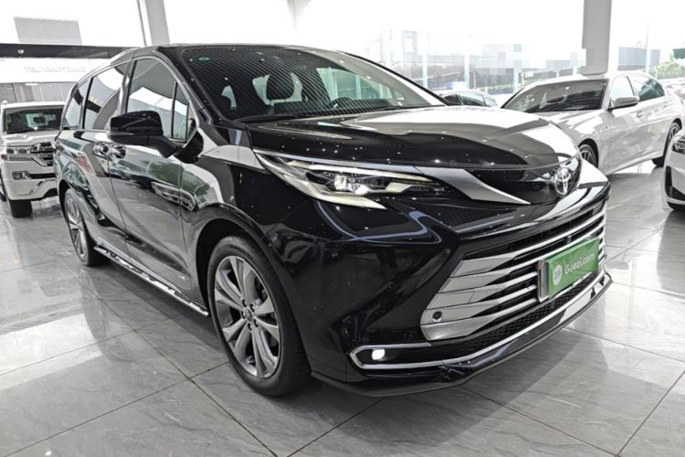 Used Toyota SIENNA 2024 2.5L Hybrid Platinum Edition Front Right 45 Deg