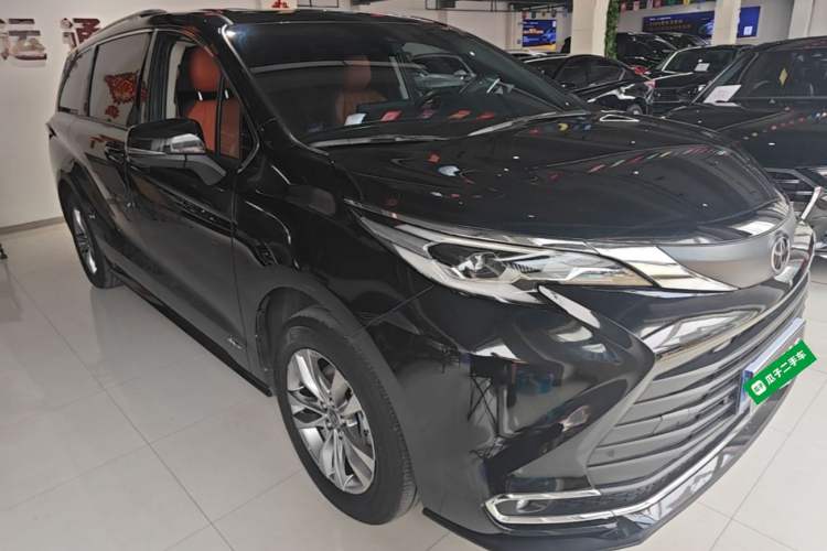 Used Toyota SIENNA 2024 2.5L Hybrid Luxury Edition Front Right 45 Deg