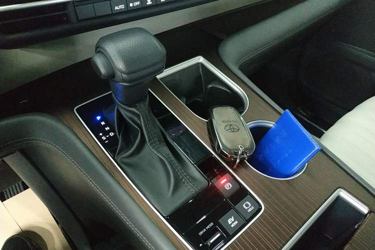 Used Toyota SIENNA 2024 2.5L Hybrid Comfort Edition Gear Lever