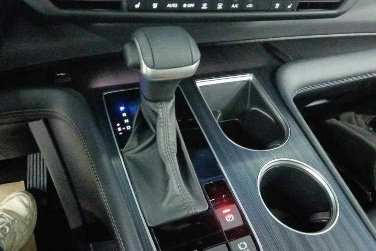 Used Toyota SIENNA 2024 2.5L Hybrid Prestige Deluxe Edition Gear Lever