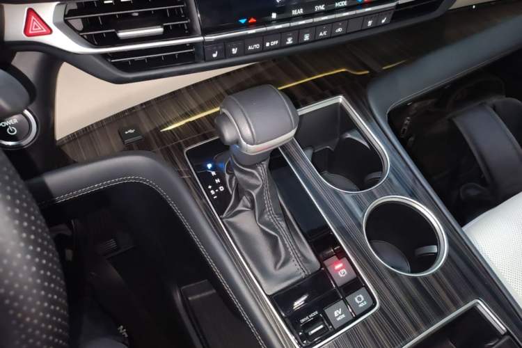 Used Toyota SIENNA 2024 2.5L Hybrid Luxury Edition Gear Lever
