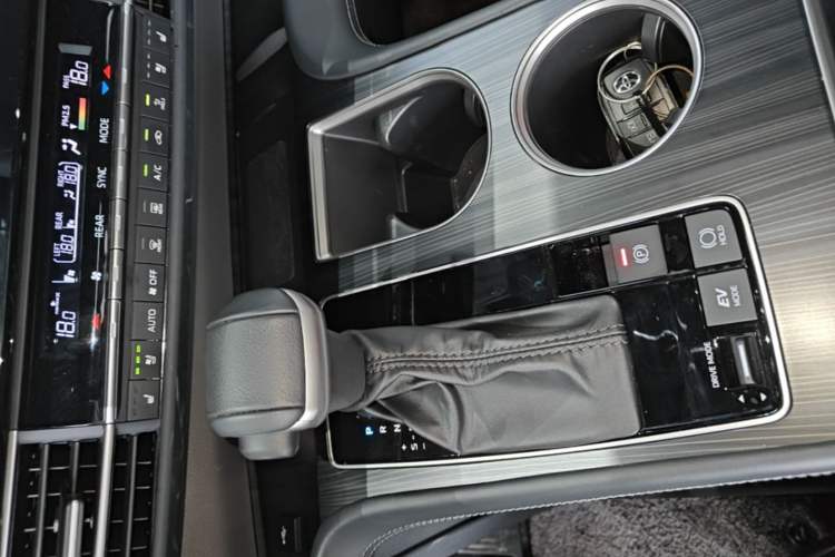 Used Toyota SIENNA 2024 2.5L Hybrid Platinum Edition Gear Lever