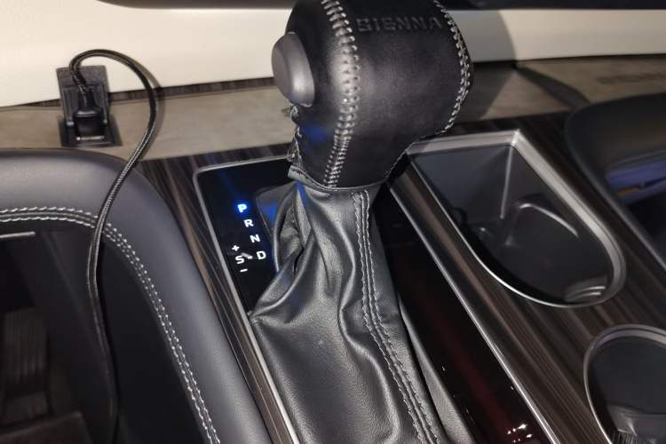 Used Toyota SIENNA 2024 2.5L Hybrid Luxury Edition Gear Lever