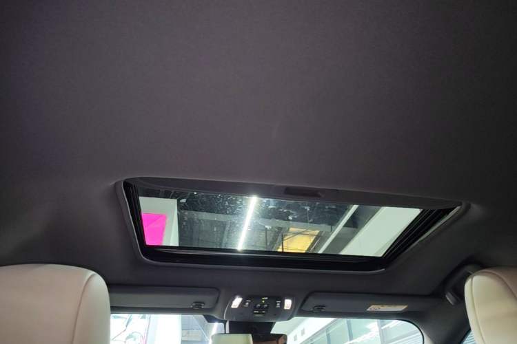 Used Toyota SIENNA 2024 2.5L Hybrid Luxury Edition Headliner