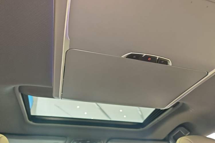 Used Toyota SIENNA 2024 2.5L Hybrid Four-Wheel Drive Prestige Edition Headliner