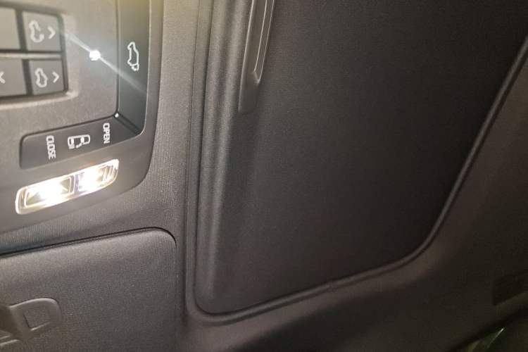 Used Toyota SIENNA 2024 2.5L Hybrid Four-Wheel Drive Prestige Edition Headliner