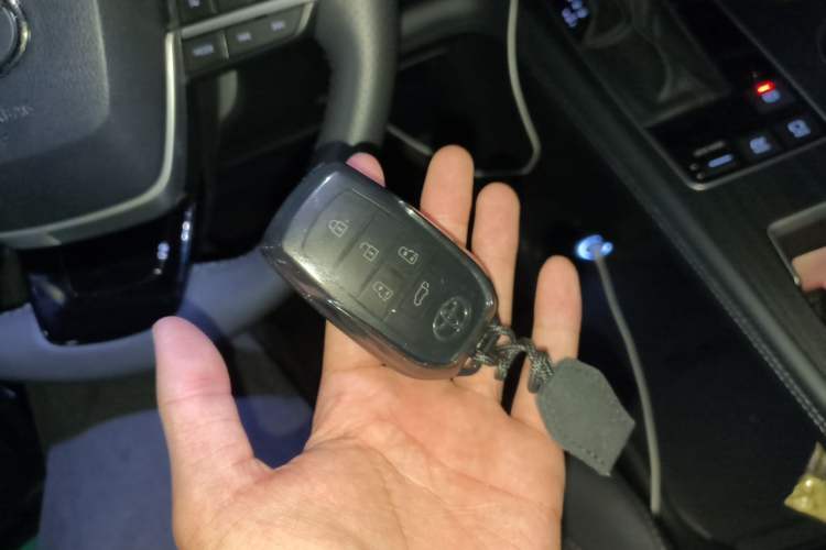 Used Toyota SIENNA 2024 2.5L Hybrid Platinum Edition Interior 1