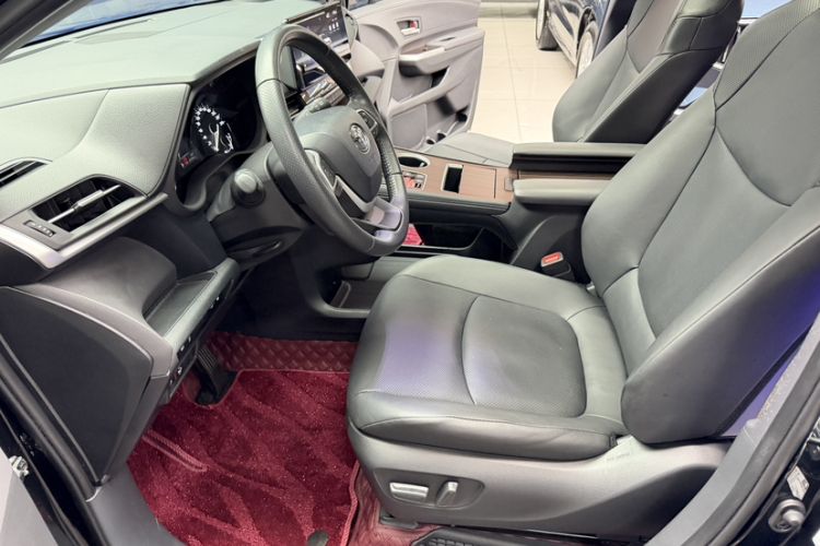 Used Toyota SIENNA 2024 2.5L Hybrid Luxury Edition Interior 1