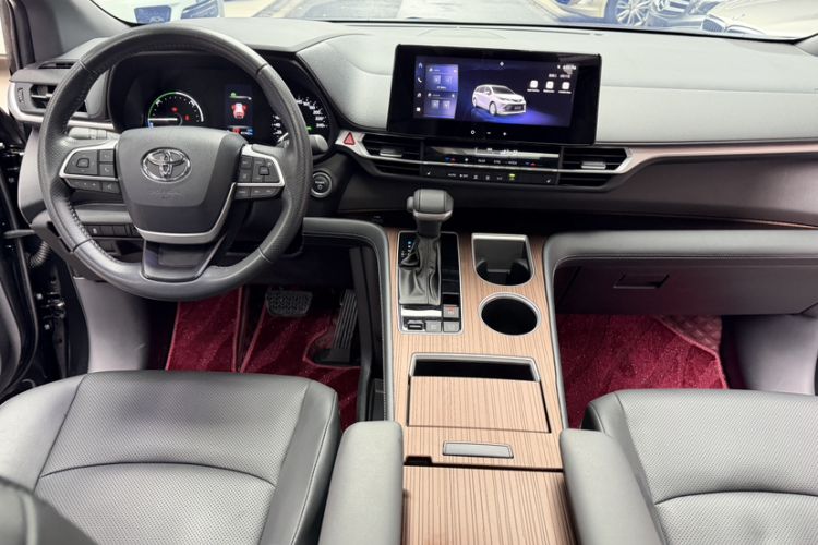 Used Toyota SIENNA 2024 2.5L Hybrid Luxury Edition Interior 10