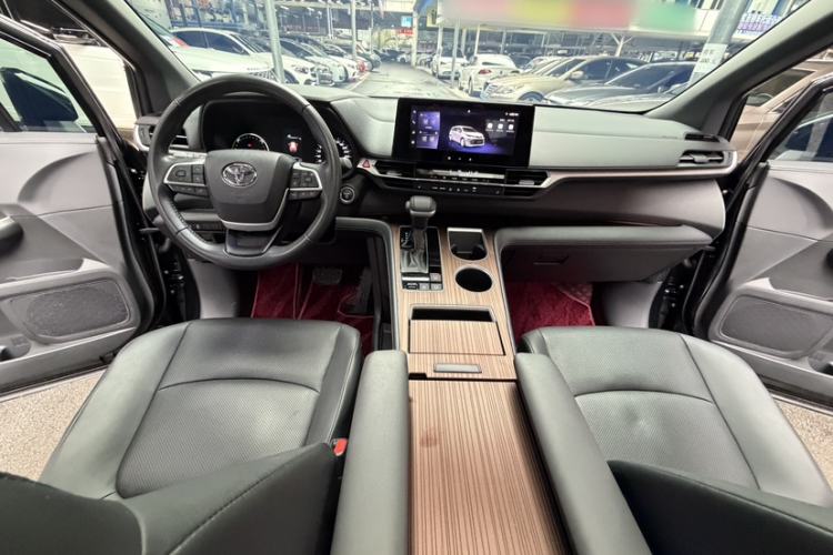 Used Toyota SIENNA 2024 2.5L Hybrid Luxury Edition Interior 11