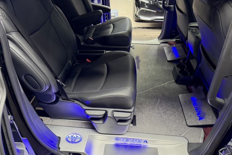 Used Toyota SIENNA 2024 2.5L Hybrid Luxury Edition Interior 12