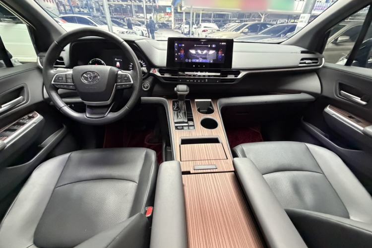 Used Toyota SIENNA 2024 2.5L Hybrid Luxury Edition Interior 13