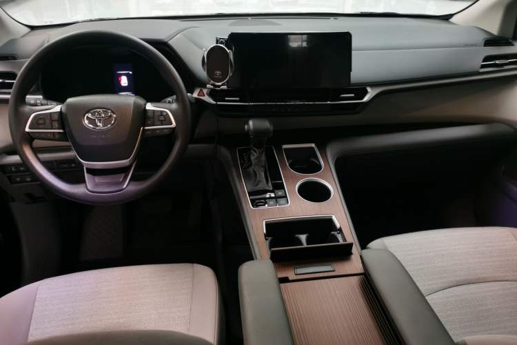 Used Toyota SIENNA 2024 2.5L Hybrid Comfort Edition Interior 2